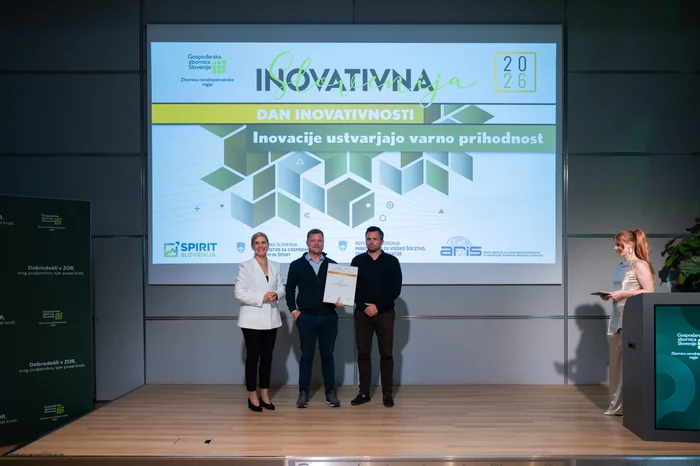 Ekipa LynxCraft ob prevzemu priznanja na odru Dneva inovativnosti 2026