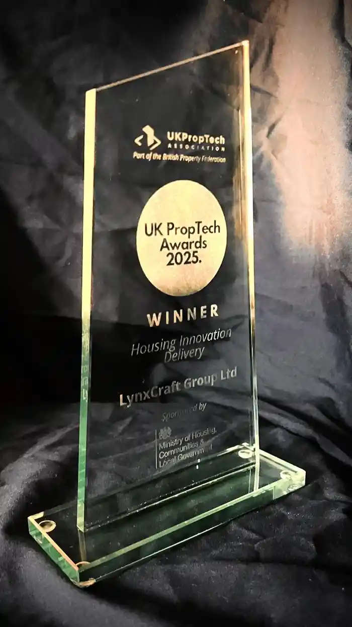 Steklena nagrada z napisom UK PropTech Awards 2025, zmagovalec v kategoriji Housing Innovation Delivery, LynxCraft Group Ltd
